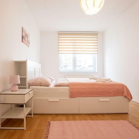 Spacious Apartment In The Old Town Of Bratislava Exterior foto