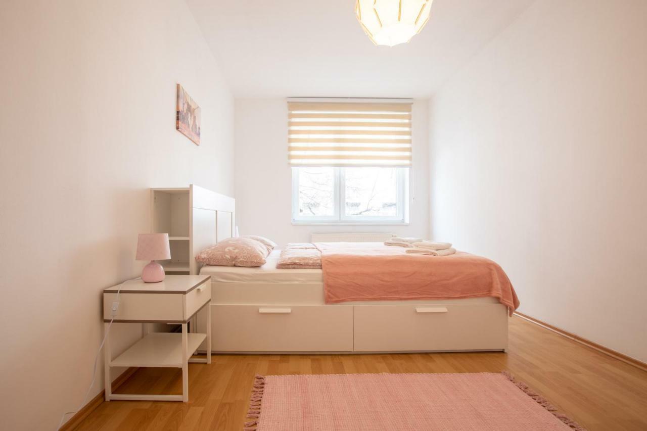 Spacious Apartment In The Old Town Of Bratislava Exterior foto