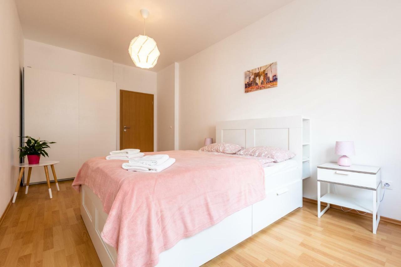 Spacious Apartment In The Old Town Of Bratislava Exterior foto