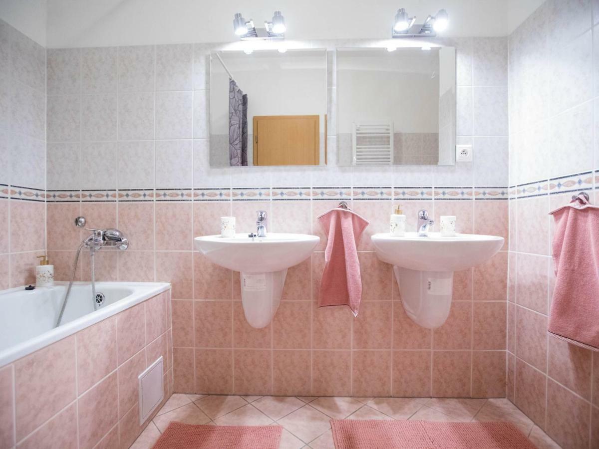 Spacious Apartment In The Old Town Of Bratislava Exterior foto
